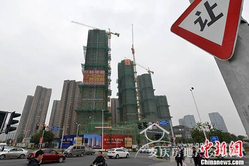 資料圖：售樓人員向顧客介紹樓盤。 中新網(wǎng)記者 金碩 攝